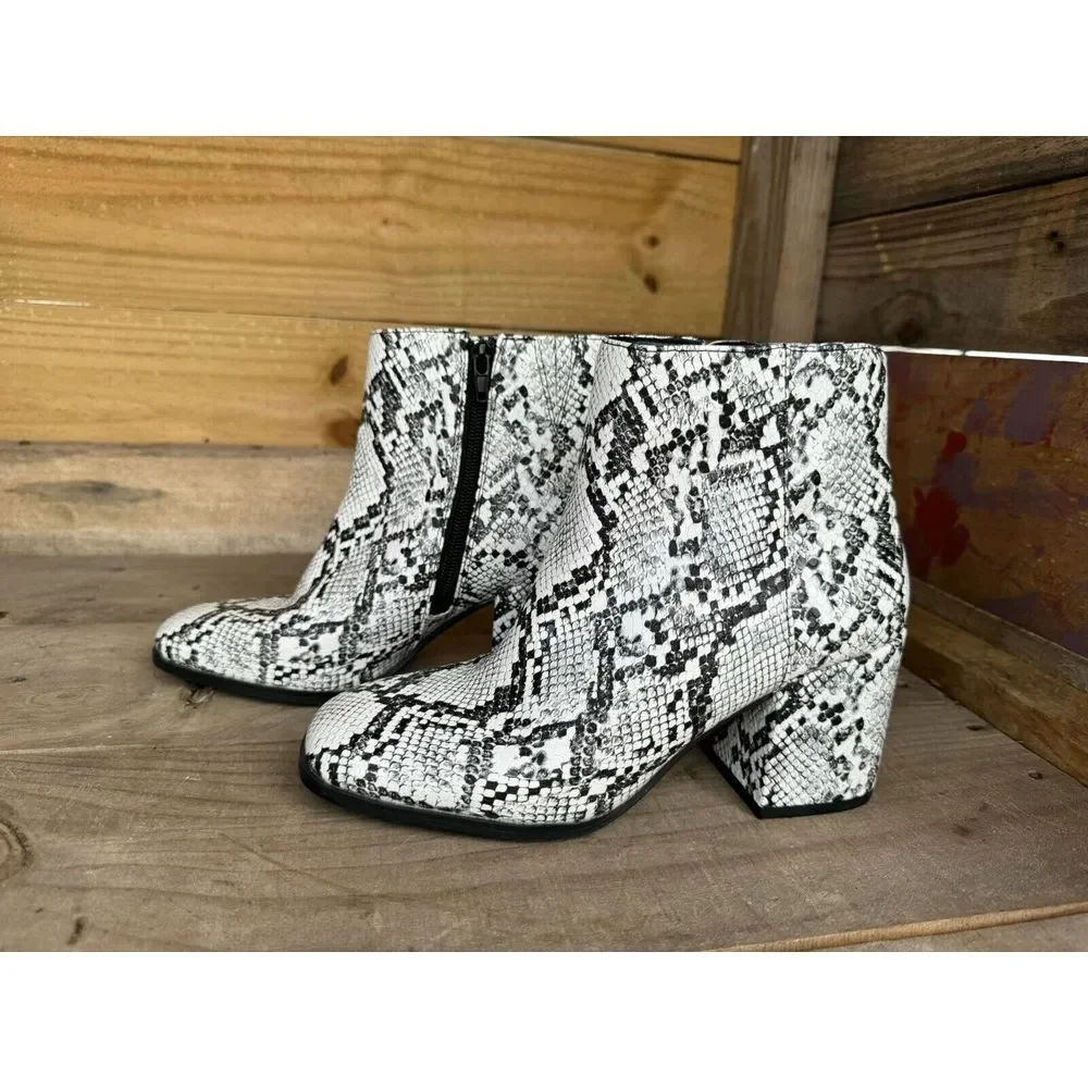 Mix No. 6 Women's Shoe 7M Black & White Snakeskin Benisa Chunky Heel Ankle Boots